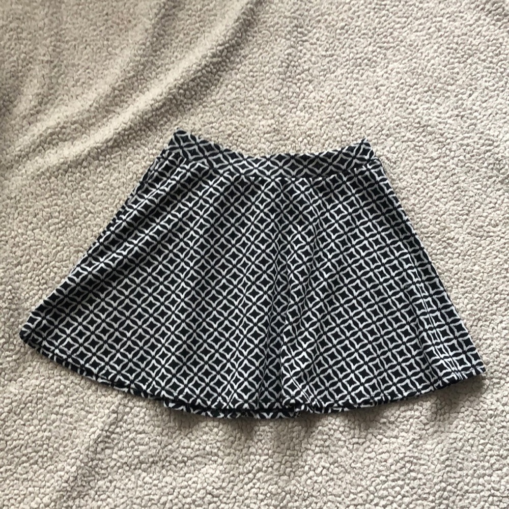 A line short patterned skirt
